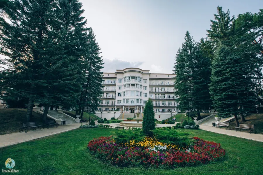 Корпус в парке
