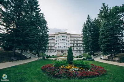 Корпус в парке