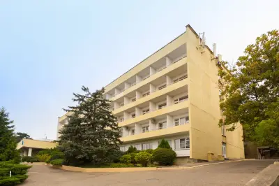 Жилой корпус среди деревьев