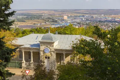 Купольный павильон в парке